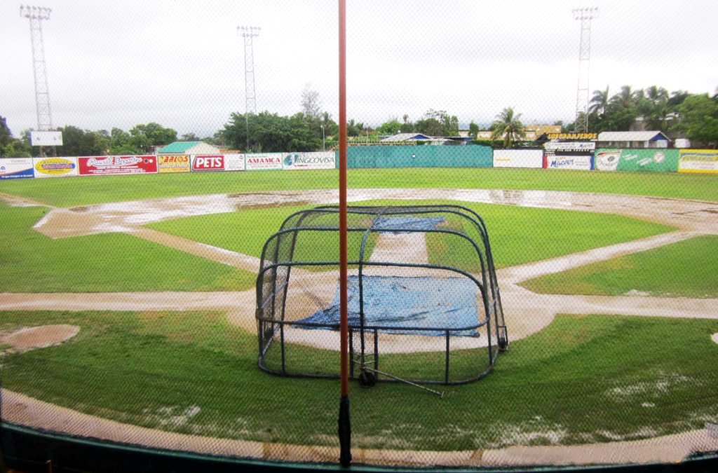 Condición que estaba el estadio Bragañita García por los torrenciales aguaceros que cayeron durante toda la tarde en esta provincia obligando a suspender la inauguración del Beisbol de Verano.